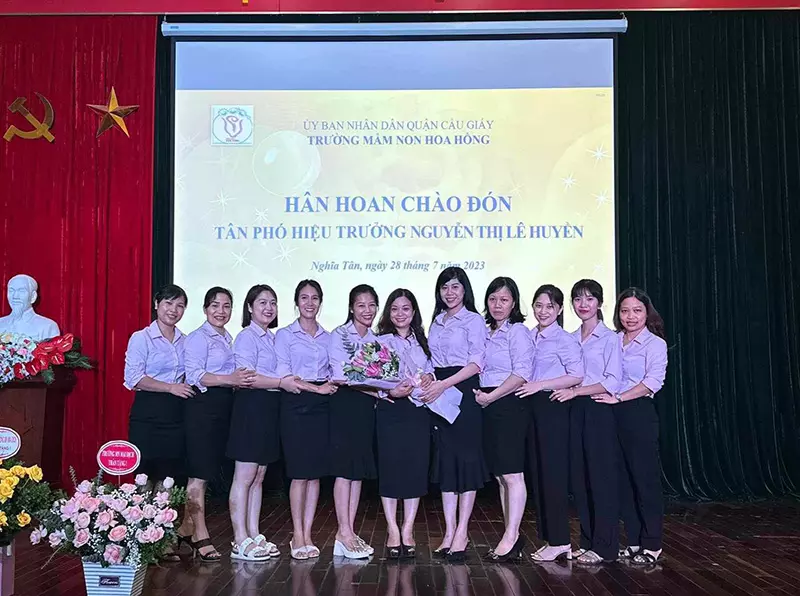 Đồng phục trường mầm non hoa hồng